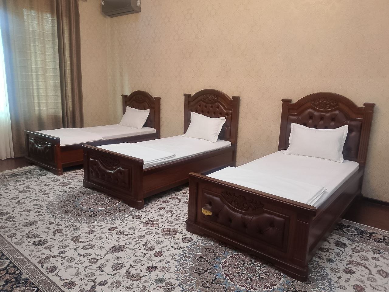8 xona, 23 joy rasmi